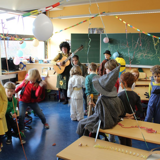 fasching2019_14 Montessori-Schulzentrum Leipzig - Neuigkeiten Grundschule - Hände hoch -
