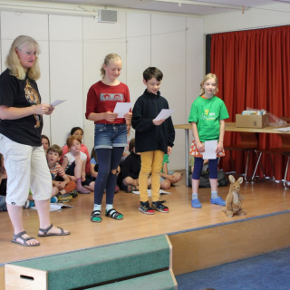 knguruaus-2018_04 Montessori-Schulzentrum Leipzig - Neuigkeiten Grundschule - Eine Menge Kängurus auf der Bühne