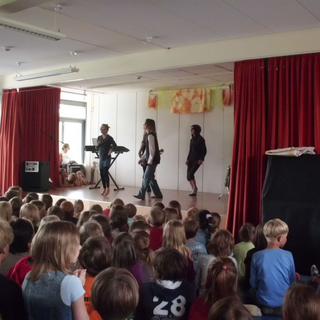 mps2012_7 Montessori-Schulzentrum Leipzig - Neuigkeiten Grundschule 2012 - Rock in der Aula