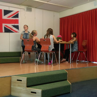 theaterschm_07 Montessori-Schulzentrum Leipzig - Neuigkeiten Grundschule - 5 Schwestern in London